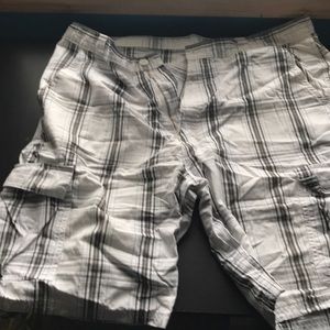 Men’s 34 in Wrangler Cargo Shorts